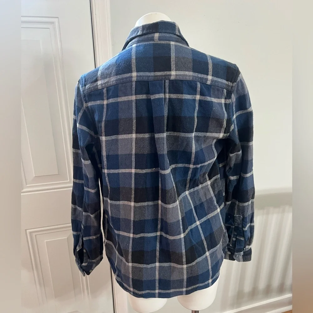 Eddie Bauer Blue and White Casual Button Down Shirt - Picture 4 of 4